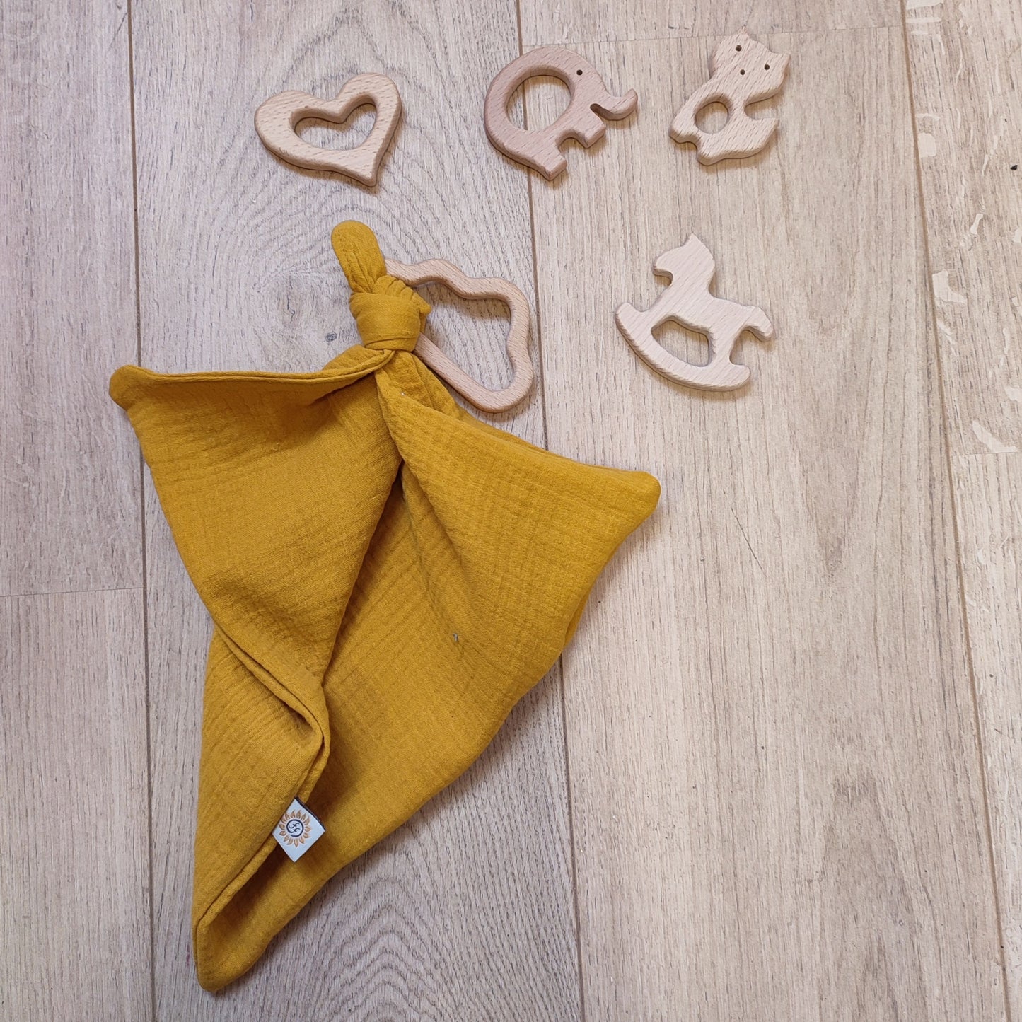 knuffeldoekje met bijtring oker