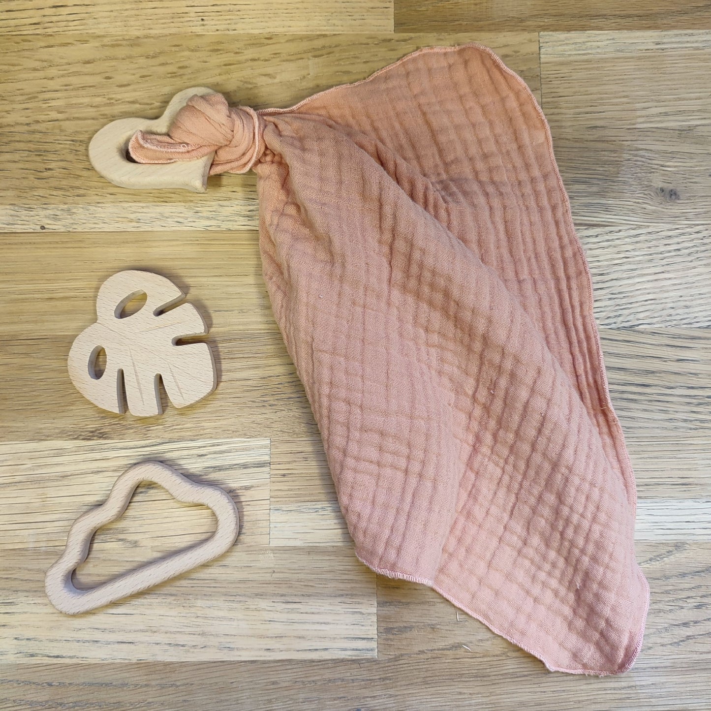 knuffeldoekje met bijtring zalm