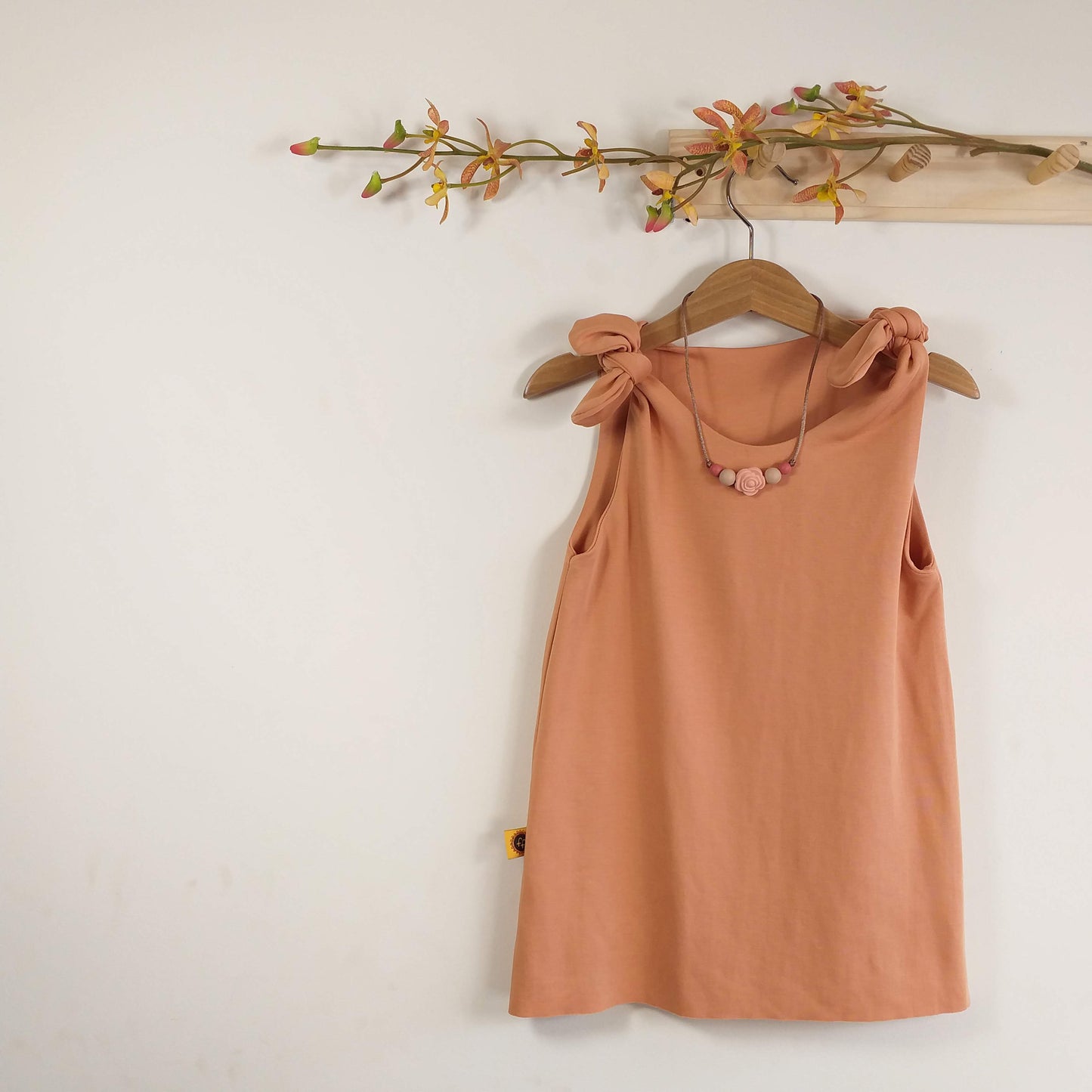 Top met knoopjes abrikoos