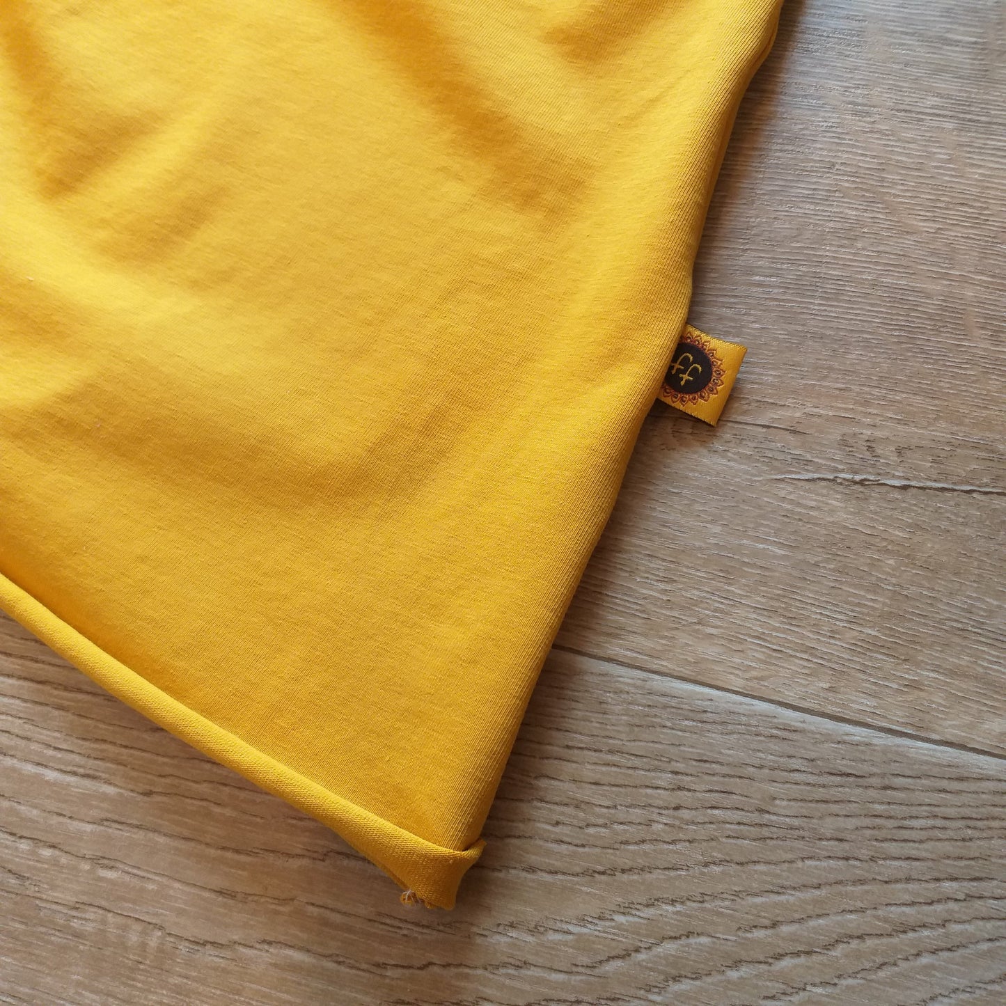 Top met knoopjes oker