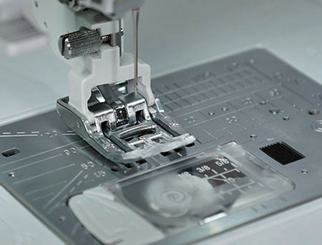 Janome Skyline S7 AE