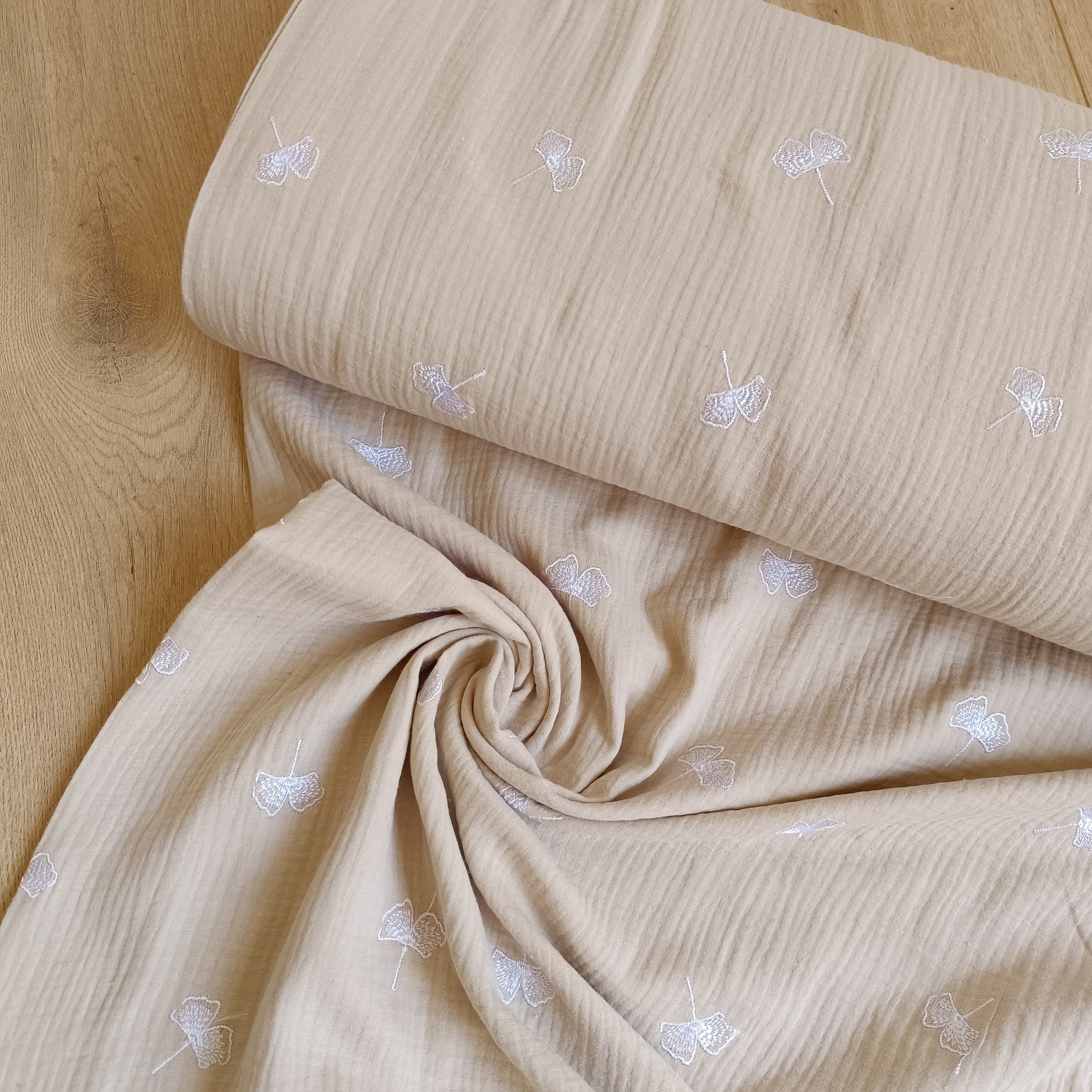 Double gauze geborduurd Ginkgo zand