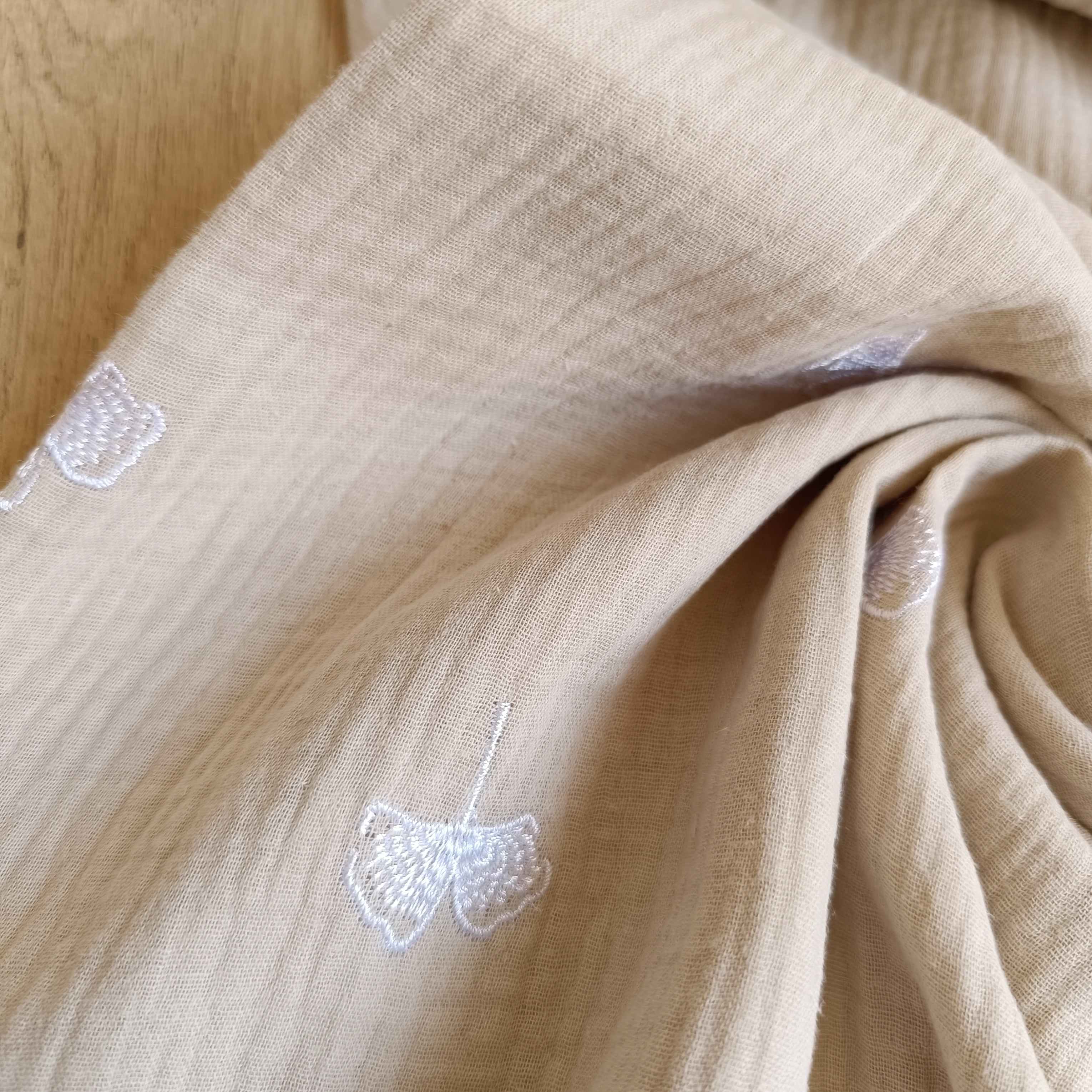Double gauze geborduurd Ginkgo zand