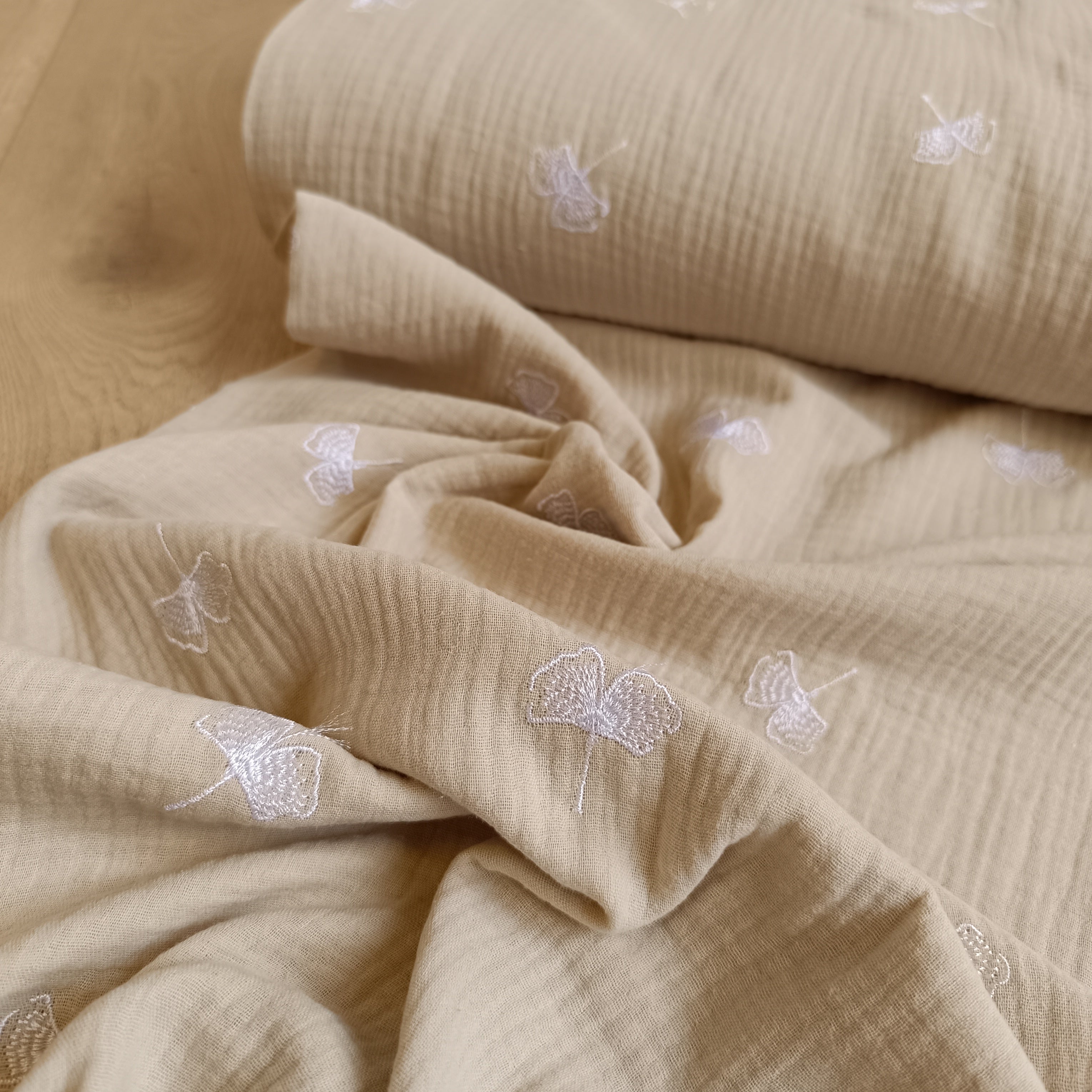 Double gauze geborduurd Ginkgo zand