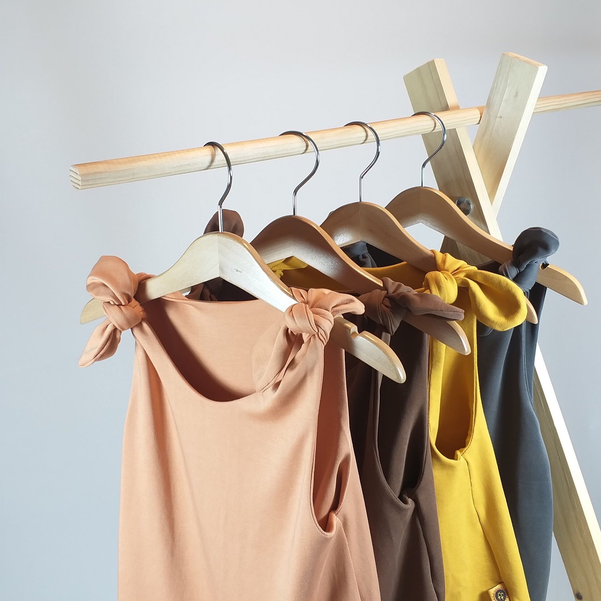 Top met knoopjes abrikoos