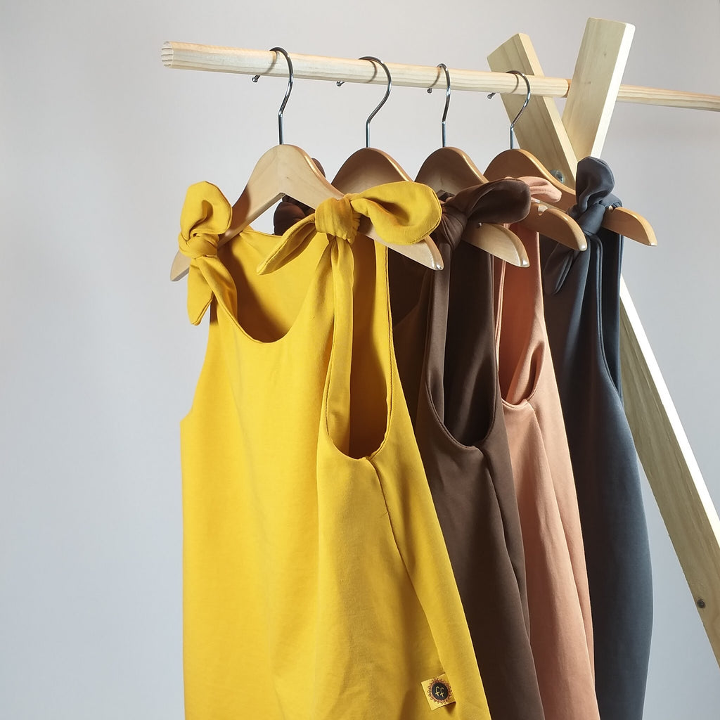 Top met knoopjes oker