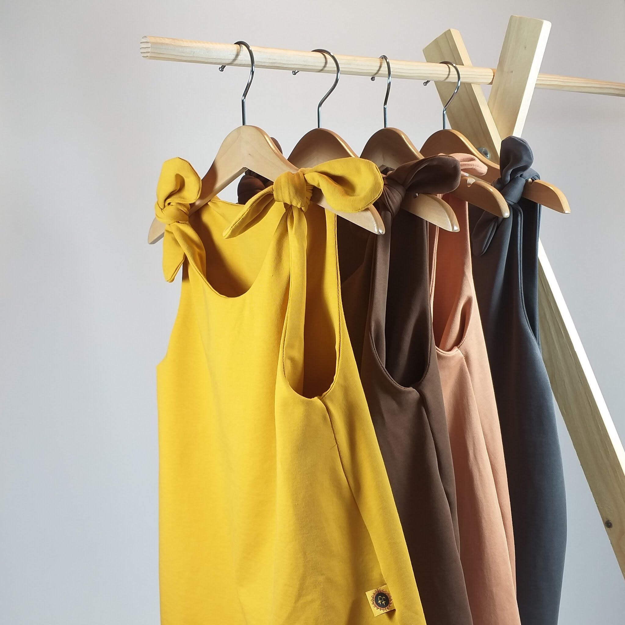 Top met knoopjes oker