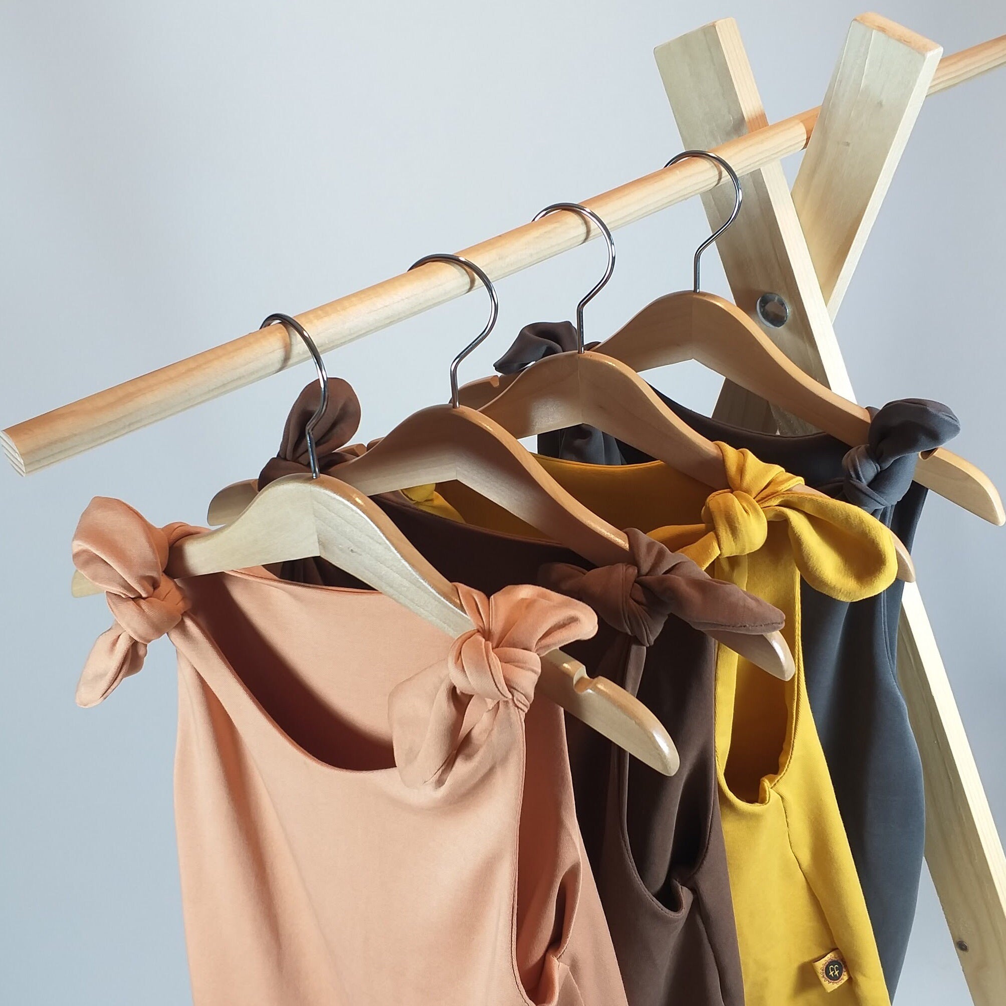 Top met knoopjes oker