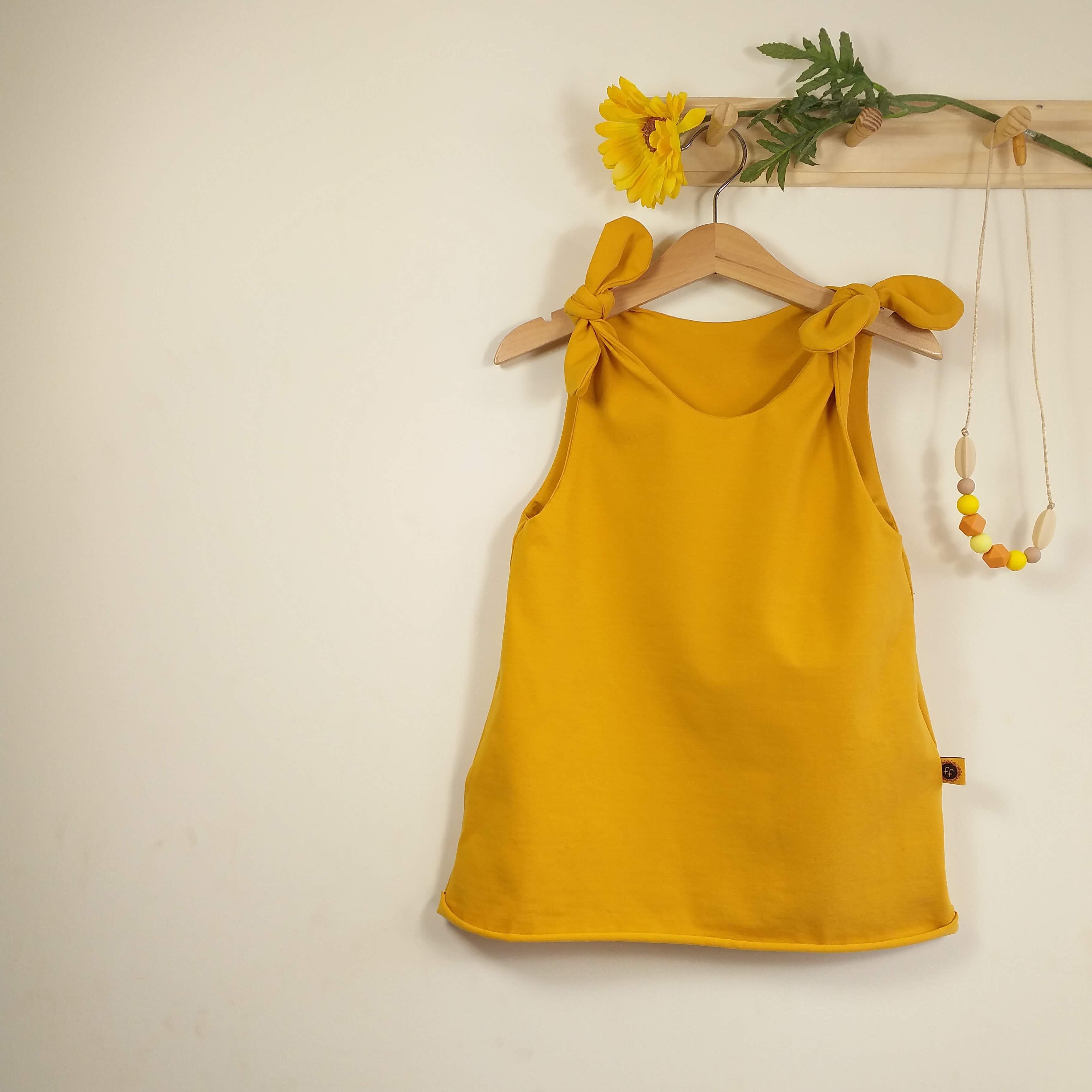 Top met knoopjes oker