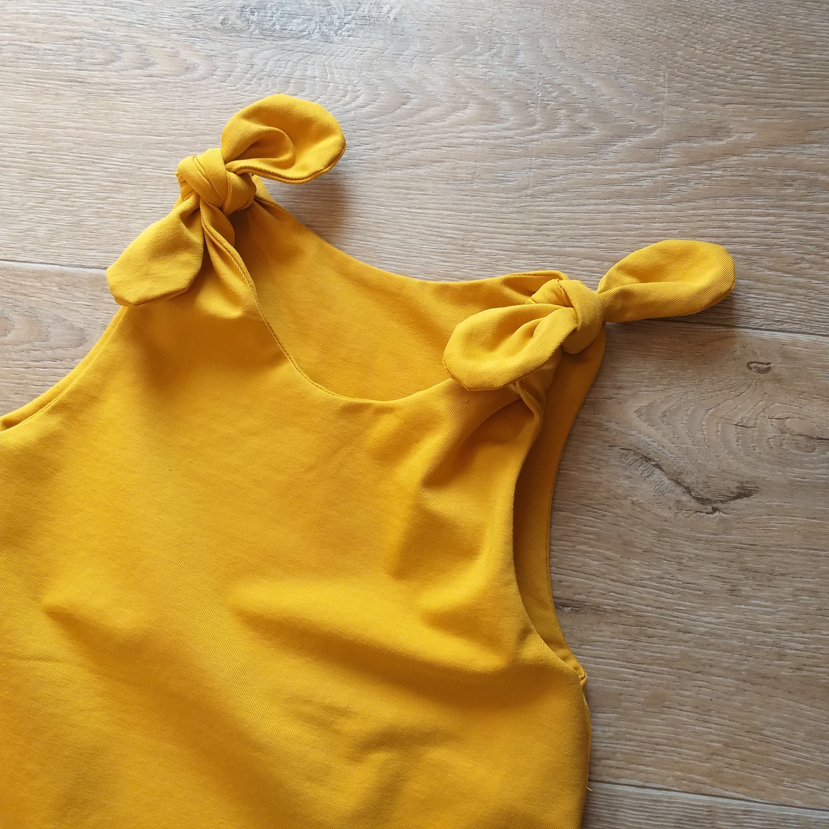 Top met knoopjes oker