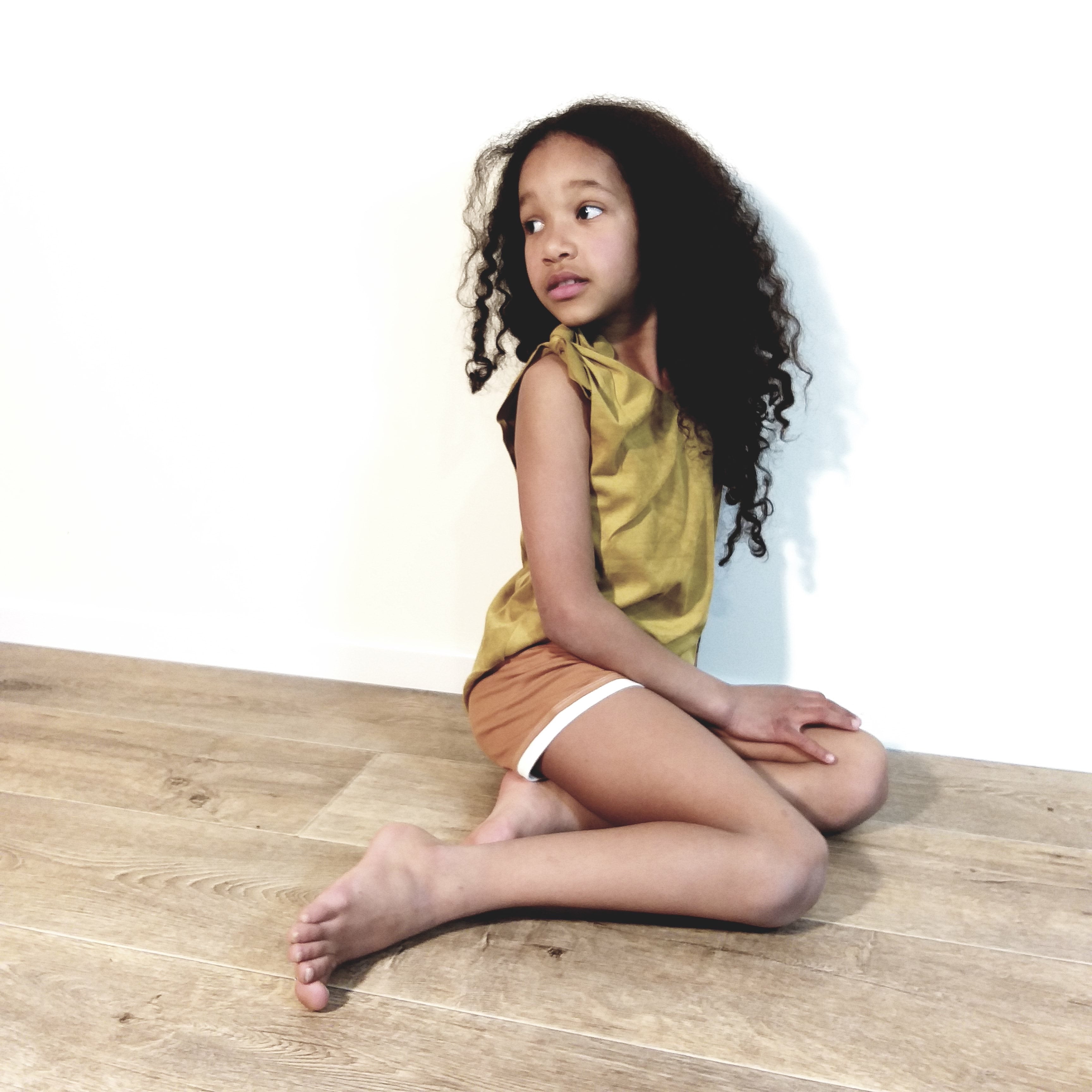 Top met knoopjes mosterd