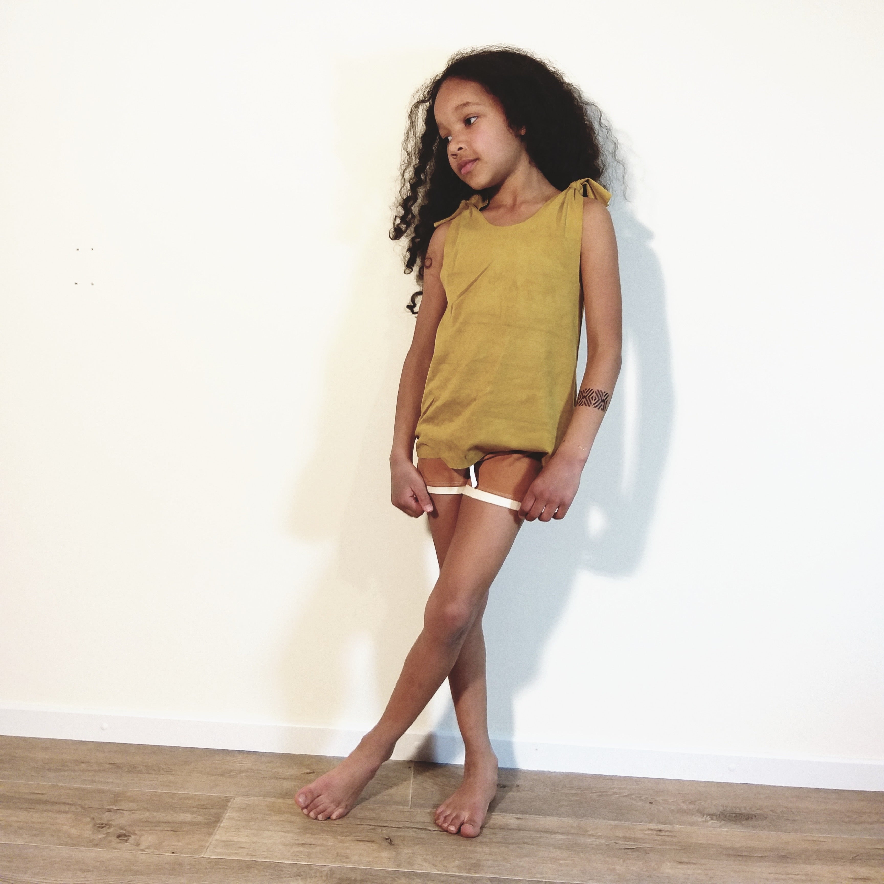 Top met knoopjes mosterd