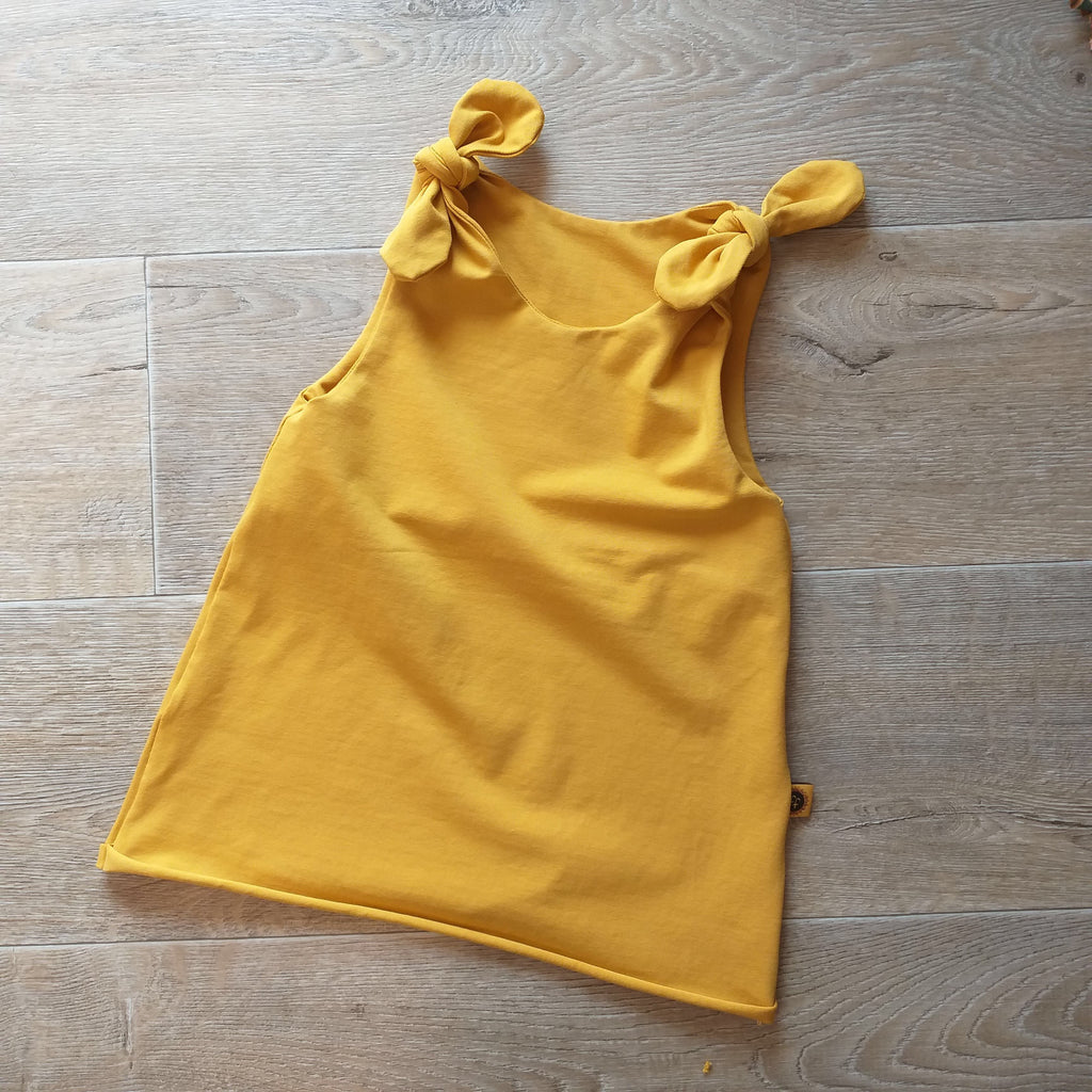 Top met knoopjes oker